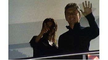 Macri salió al balcón de su departamento para saludar