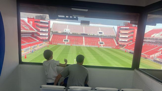 Rodrigo Rey y su hijo Benicio, en el palco sensorial de Independiente.