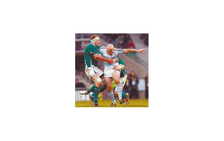 ámbito.com | No bastó. Felipe Contepomi intenta un avance. Los Pumas ganaron dos de sus seis partidos y no mostraron un buen rugby.