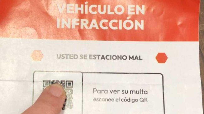 El cartel que dejan los delincuentes en los parabrisas de los autos estacionados