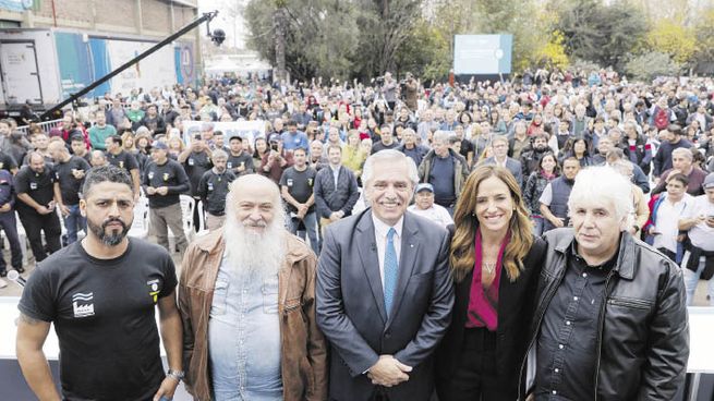 recuperada. Alberto Fernández en Llavallol junto a Victoria Tolosa Paz y Emilio Pérsico en un acto con trabajadores de la cooperativa de Trabajo Cotramel, ex metalúrgica Canale.