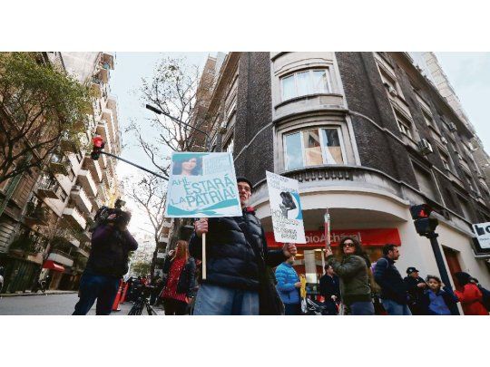 Espera. Ayer, desde la tarde, militantes kirchneristas comenzaron a congregarse en la puerta del edificio donde Cristina vive en la Capital.