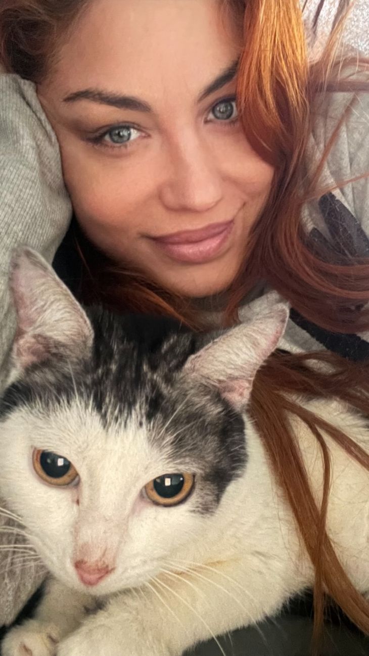 The singer uploaded a photo with her cat just a few hours ago. The singer uploaded a photo with her cat just a few hours ago.