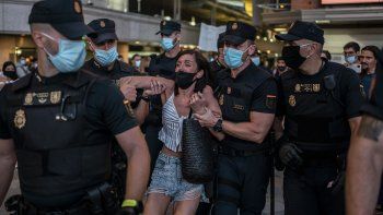 Trece personas fueron arrestadas en una manifestaci&oacute;n nagacionista del coronavirus en Madrid.