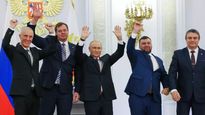 El presidente de Rusia, Vladímir Putin, alza los brazos junto a los líderes prorrusos.