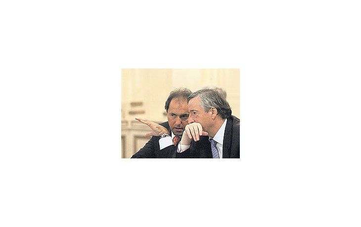 ámbito.com | NéstorKirchner(en la foto,entregado acuchicheoscon DanielScioli ayeren un acto)madrugó atodos conun saludo aRomanoProdi por suvictoriaelectoral enItalia. Usaráese cambioparamejorar lasdeterioradasrelacionescon ese