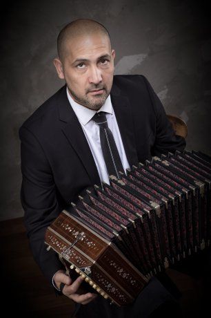 Horario Romo, bandoneón y dirección musical.