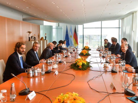 Santiago Cafiero y Alberto Fernández en la gira por Europa