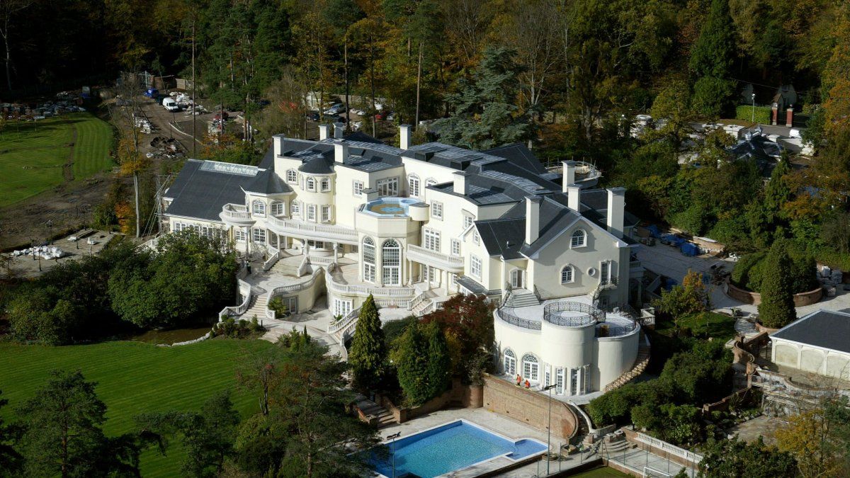 This is the most luxurious mansion in all of England that impacts all visitors: this is Updown Court.