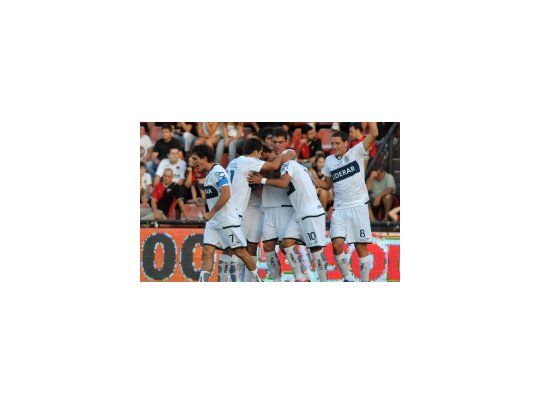 Los jugadores de Gimnasia festejan el segundo gol.