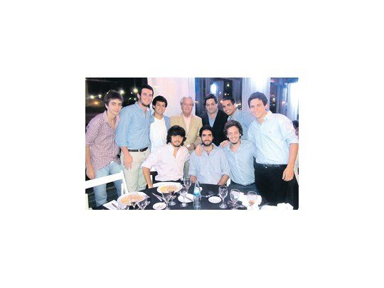 Federico Pinedo, Pedro Benegas y jóvenes PRO en la cena del martes por la noche, donde el grupo interno del macrismo alentó la candidatura a senador del diputado, para las elecciones de 2013.