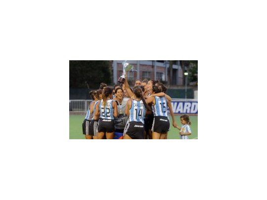 Campeonas. Las Leonas volvieron a subirse a lo más alto de un podio.