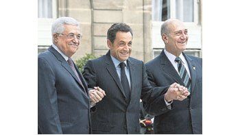 Mahmud Abbas, Nicolas Sarkozy y Ehud Olmert ayer en París. Con su Unión por el Mediterráneo, el presidente francés se instala con fuerza como interlocutor entre las partes enfrentadas en Medio Oriente.