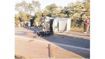 Accidente fatal. Los restos de la camioneta Toyota Hilux conducida por el funcionario provincial. Ocurrió en la Ruta Nacional 14, en proximidades a Cerro Azul.