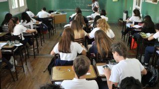 Docentes, autoridades educativas y alumnos se encuentran atravesados por una situación crítica que no solo se materializa en la falta de aprendizajes, sino también en las expectativas de futuro, el mundo laboral y la formación en estudios universitarios. Docentes, autoridades educativas y alumnos se encuentran atravesados por una situación crítica que no solo se materializa en la falta de aprendizajes, sino también en las expectativas de futuro, el mundo laboral y la formación en estudios universitarios.