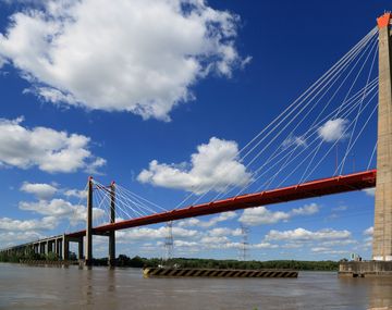 Buscan desesperadamente a dos hermanos que se arrojaron al río Paraná desde el puente Zárate Brazo-Largo