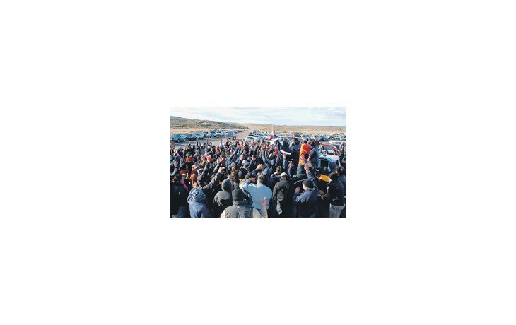 Los petroleros votaron levantar la medida de fuerza por mayoría en una multitudinaria asamblea.
