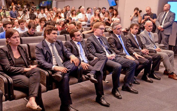 La presentación del gabinete de Guzmán en diciembre de 2019. Al centro de la foto, Diego Bastourre (corbata celeste) y la derecha Haroldo Montagu (lentes). 