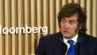 Javier Mllei en Davos. En dos años bajó la recaudación de impuestos por habitante. Javier Mllei en Davos. En dos años bajó la recaudación de impuestos por habitante.