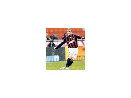 Beckham desea quedarse en Milan para no perderse el comienzo de la Champions League.