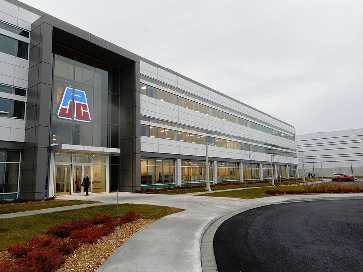 A pesar de la venta de su cadena de farmacias, el impacto de su trabajo continúa siendo relevante en el ámbito farmacéutico y social de Canadá.