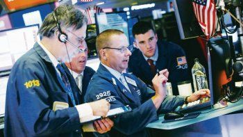 En Nueva York, el Promedio Industrial Dow Jones bajaba un 0,28%, el S&P 500 ganaba un 0,27% y el Nasdaq Composite sumaba un 1,35%.