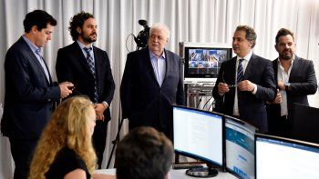 Cafiero, De Pedro y Ginés García recorren la sala de situación del Ministerio de Salud.