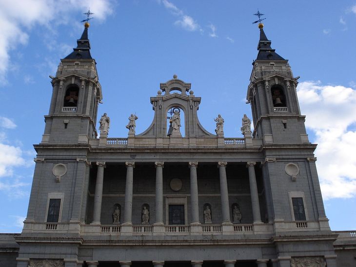 Catedral de Nuestra Señora de la Almudena, patrona de Madrid, España. Catedral de Nuestra Señora de la Almudena, patrona de Madrid, España.