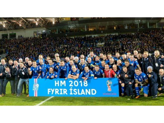 El plantel islandés tras la victoria y clasificación.