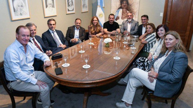 Ricardo Quintela y una reunión de referentes peronistas.