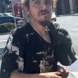 El famoso actor fue visto en la calle sobreviviendo de la basura. El famoso actor fue visto en la calle sobreviviendo de la basura.
