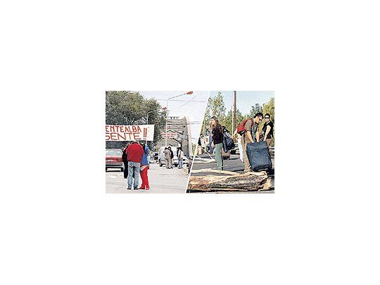 La interrupción del transitado puente que une Neuquén y Río Negro dejó incomunicadala capital provincial. Los viajeros optaron por cruzar el tramo a pie y hastala falta de transporte de mercaderías comenzó a afectar a la zona.