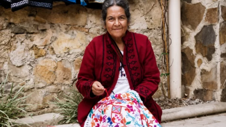 Doña Maru, artesana oaxaqueña radicada en Tlatlauquitepec, Puebla, borda a mano prendas de lana con motivos precolombinos y florales únicos en su tipo. Doña Maru, artesana oaxaqueña radicada en Tlatlauquitepec, Puebla, borda a mano prendas de lana con motivos precolombinos y florales únicos en su tipo.