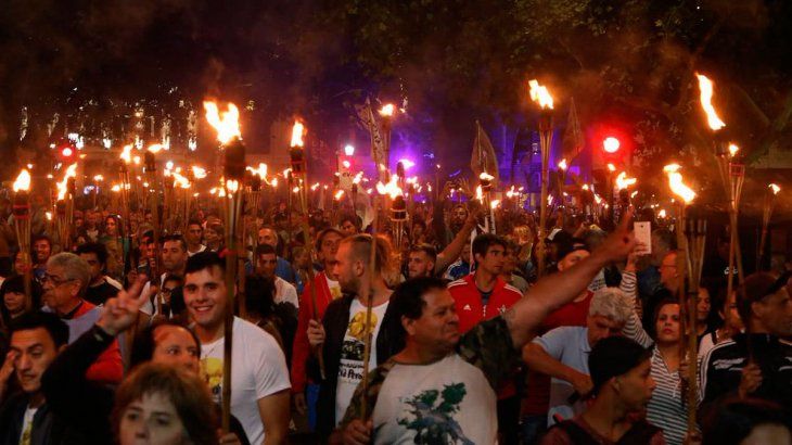 Marcha de las antorchas contra los tarifazos, de 9 de Julio y Av. de Mayo al Congreso.