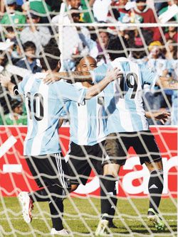 El festejo del gol argentino con sus tres protagonistas: Lionel Messi fue el que habilitó a Clemente Rodríguez. El lateral de Boca tiró el centro y Ever Banega la mandó de cabeza a la red. Argentina empató en la altura ante Bolivia.