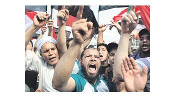 Partidarios de la Hermandad Musulmana, que postula a Mohamed Mursi, cantan consignas ayer en la plaza Tahrir, que no conoce la tranquilidad desde que estalló la revolución que derrocó a Hosni Mubarak, hace 14 meses.