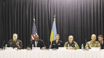 COMPROMISO. Los ministros de Defensa de Ucrania, Oleksi Reznikov, y de Alemania, Christine Lambrecht, escuchan al jefe del Pentágono, Lloyd Austin, durante la reunión de ayer en la base aérea de Ramstein.