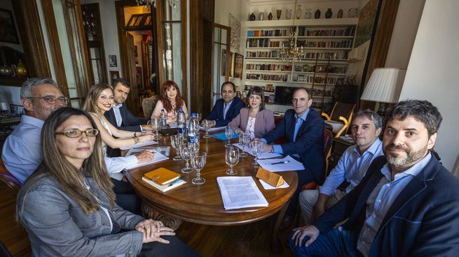 Cristina Kirchner se reunió con economistas para analizar modelos de crecimiento para Argentina.