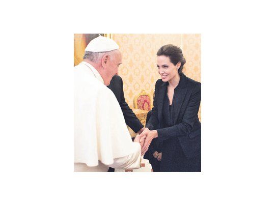 El papa Francisco recibió ayer a Angelina Jolie “de un modo rapidísimo” según fuentes del Vaticano.