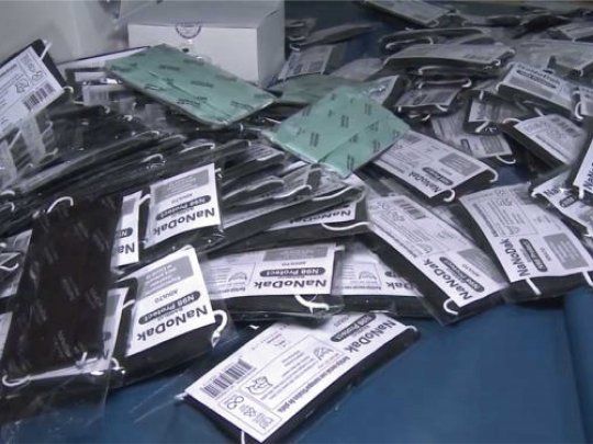 Los estafadores confeccionaban, acopiaban, distribuían y vendían barbijos falseando la marca Atom Protect.