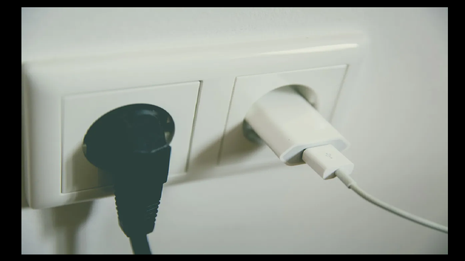 El nuevo invento que cambió la forma de enchufar electrónicos.