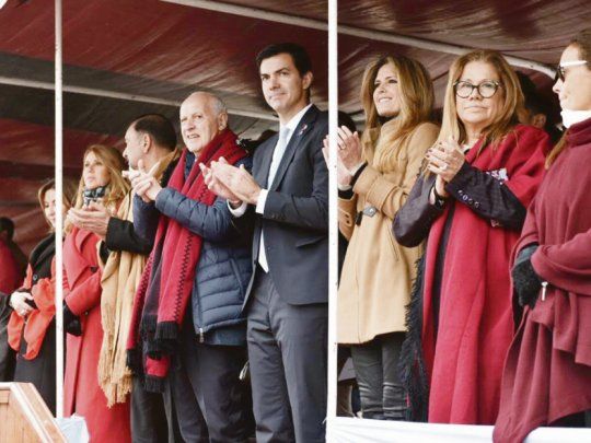 Fórmula. Roberto Lavagna, Juan Manuel Urtubey, Isabel Macedo y Graciela Camaño en el homenaje a Martín de Güemes en Salta. Ausencias del socialista Miguel Lifschitz tras derrota en Santa Fe, y de Margarita Stolbizer.