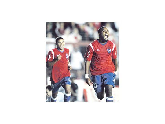 Santiago García festeja el único gol del partido. El moreno fue el mejor jugador de la cancha. Nacional derrotó a Argentinos Juniors.