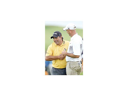 Ángel Cabrera finalizó segundo y saluda a Lucas Glover, ganador del Grand Slam 2009 de golf, que se desarrolló en Bermuda.