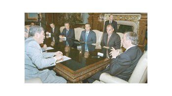 ámbito.com | Jorge Brito (h), Christian Romero, Alberto Fernández Prieto y Ernesto Gutiérrez le explicana Néstor Kirchner y Julio De Vido cómo será el proyecto «Puerto Nuevo», en el que susempresas invertirán u$s 480 millones.