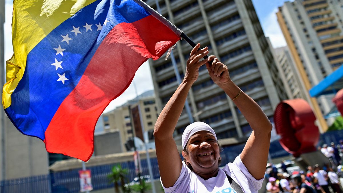 Venezuela decides between continuity or change in a historic day for the country