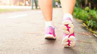 Según un especialista, para perder un kilo se necesitan hasta 28 horas de caminata.