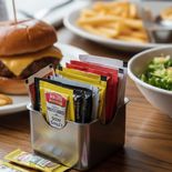 La UE eliminará los aderezos en sobre para reducir la contaminación. La UE eliminará los aderezos en sobre para reducir la contaminación.