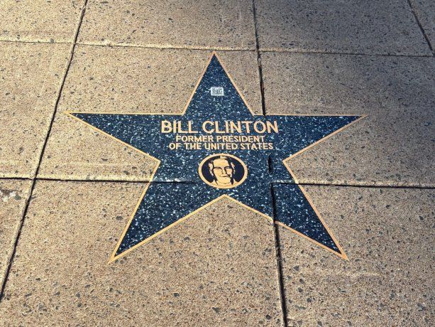 Las estrellas incluyen el nombre de figuras públicas y un QR que redirige a la biblioteca del Departamento de Justicia de EEUU.