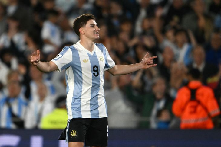 Scaloni cuida a Julián Álvarez.